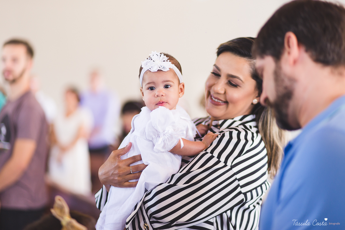 fotografia de batizado em Vitória ES, decoração para batizado, batizado feito na igreja de jardim da penha, vitória es, fotografia de família, fotos lindas de batizado, batizar em vitória es, fotos na missa de batizado, padrinho, madrinha, pais de criação