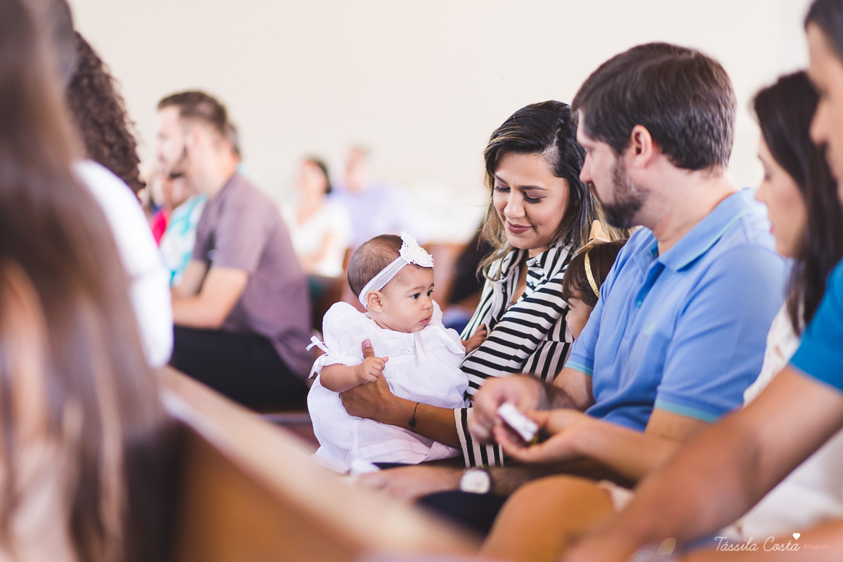 fotografia de batizado em Vitória ES, decoração para batizado, batizado feito na igreja de jardim da penha, vitória es, fotografia de família, fotos lindas de batizado, batizar em vitória es, fotos na missa de batizado, padrinho, madrinha, pais de criação