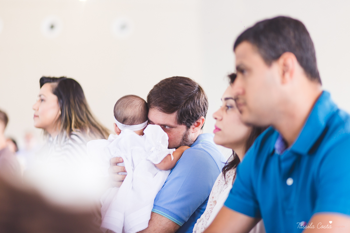 fotografia de batizado em Vitória ES, decoração para batizado, batizado feito na igreja de jardim da penha, vitória es, fotografia de família, fotos lindas de batizado, batizar em vitória es, fotos na missa de batizado, padrinho, madrinha, pais de criação