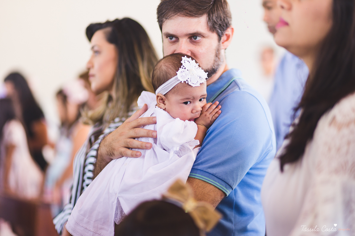 fotografia de batizado em Vitória ES, decoração para batizado, batizado feito na igreja de jardim da penha, vitória es, fotografia de família, fotos lindas de batizado, batizar em vitória es, fotos na missa de batizado, padrinho, madrinha, pais de criação