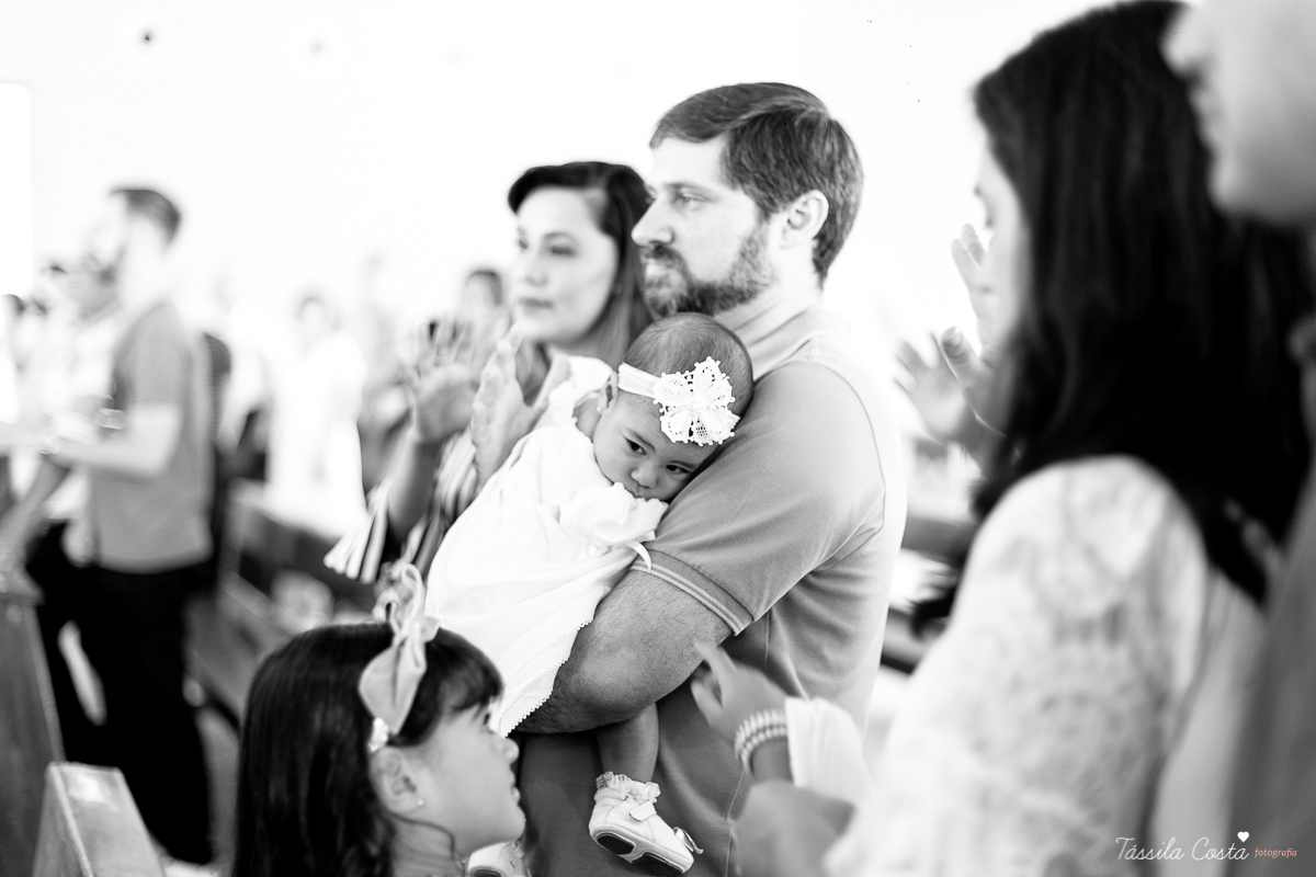 fotografia de batizado em Vitória ES, decoração para batizado, batizado feito na igreja de jardim da penha, vitória es, fotografia de família, fotos lindas de batizado, batizar em vitória es, fotos na missa de batizado, padrinho, madrinha, pais de criação