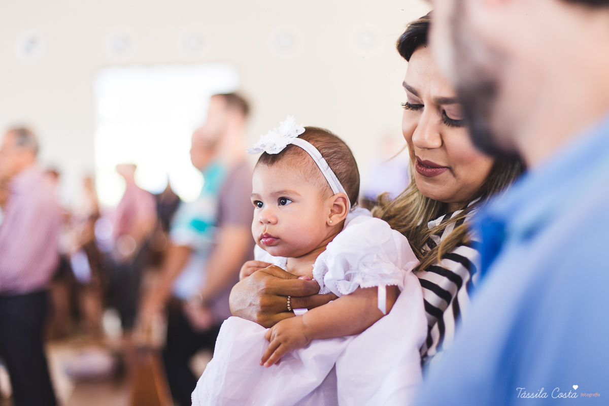 fotografia de batizado em Vitória ES, decoração para batizado, batizado feito na igreja de jardim da penha, vitória es, fotografia de família, fotos lindas de batizado, batizar em vitória es, fotos na missa de batizado, padrinho, madrinha, pais de criação
