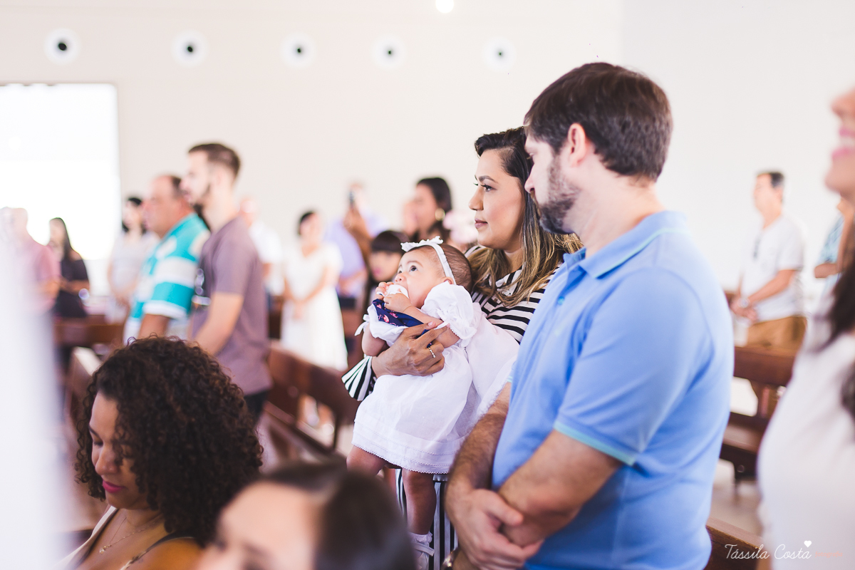 fotografia de batizado em Vitória ES, decoração para batizado, batizado feito na igreja de jardim da penha, vitória es, fotografia de família, fotos lindas de batizado, batizar em vitória es, fotos na missa de batizado, padrinho, madrinha, pais de criação
