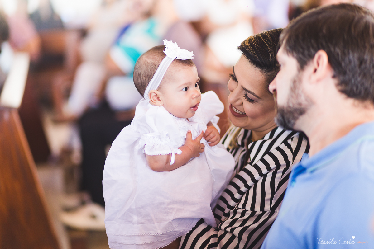 fotografia de batizado em Vitória ES, decoração para batizado, batizado feito na igreja de jardim da penha, vitória es, fotografia de família, fotos lindas de batizado, batizar em vitória es, fotos na missa de batizado, padrinho, madrinha, pais de criação