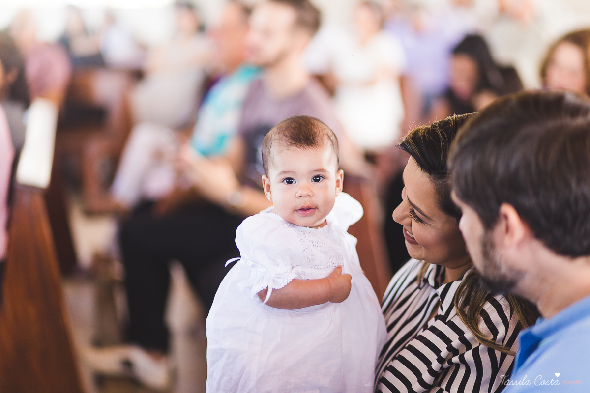 fotografia de batizado em Vitória ES, decoração para batizado, batizado feito na igreja de jardim da penha, vitória es, fotografia de família, fotos lindas de batizado, batizar em vitória es, fotos na missa de batizado, padrinho, madrinha, pais de criação