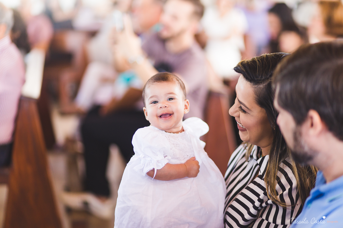 fotografia de batizado em Vitória ES, decoração para batizado, batizado feito na igreja de jardim da penha, vitória es, fotografia de família, fotos lindas de batizado, batizar em vitória es, fotos na missa de batizado, padrinho, madrinha, pais de criação