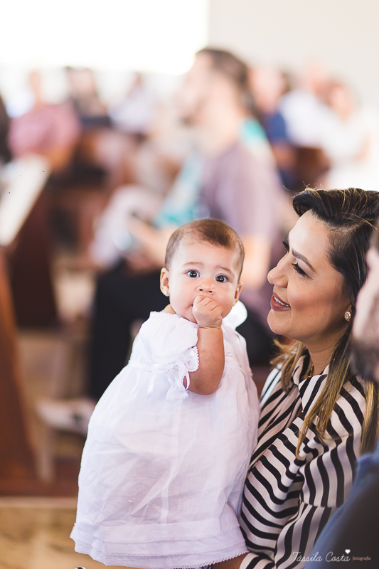 fotografia de batizado em Vitória ES, decoração para batizado, batizado feito na igreja de jardim da penha, vitória es, fotografia de família, fotos lindas de batizado, batizar em vitória es, fotos na missa de batizado, padrinho, madrinha, pais de criação