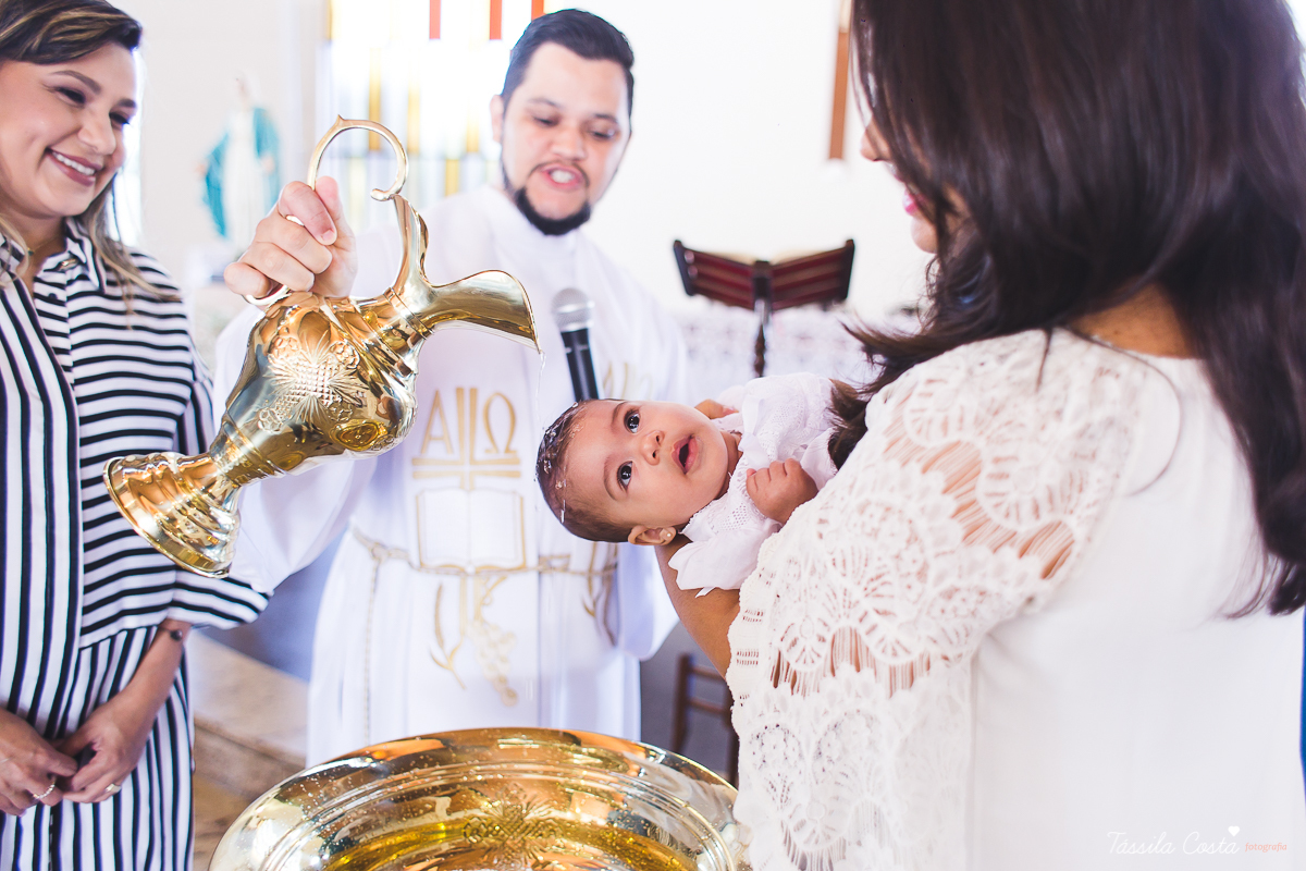 fotografia de batizado em Vitória ES, decoração para batizado, batizado feito na igreja de jardim da penha, vitória es, fotografia de família, fotos lindas de batizado, batizar em vitória es, fotos na missa de batizado, padrinho, madrinha, pais de criação