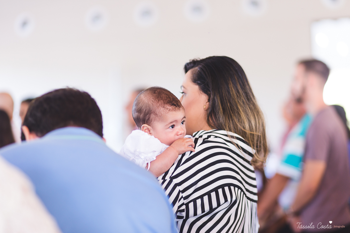 fotografia de batizado em Vitória ES, decoração para batizado, batizado feito na igreja de jardim da penha, vitória es, fotografia de família, fotos lindas de batizado, batizar em vitória es, fotos na missa de batizado, padrinho, madrinha, pais de criação
