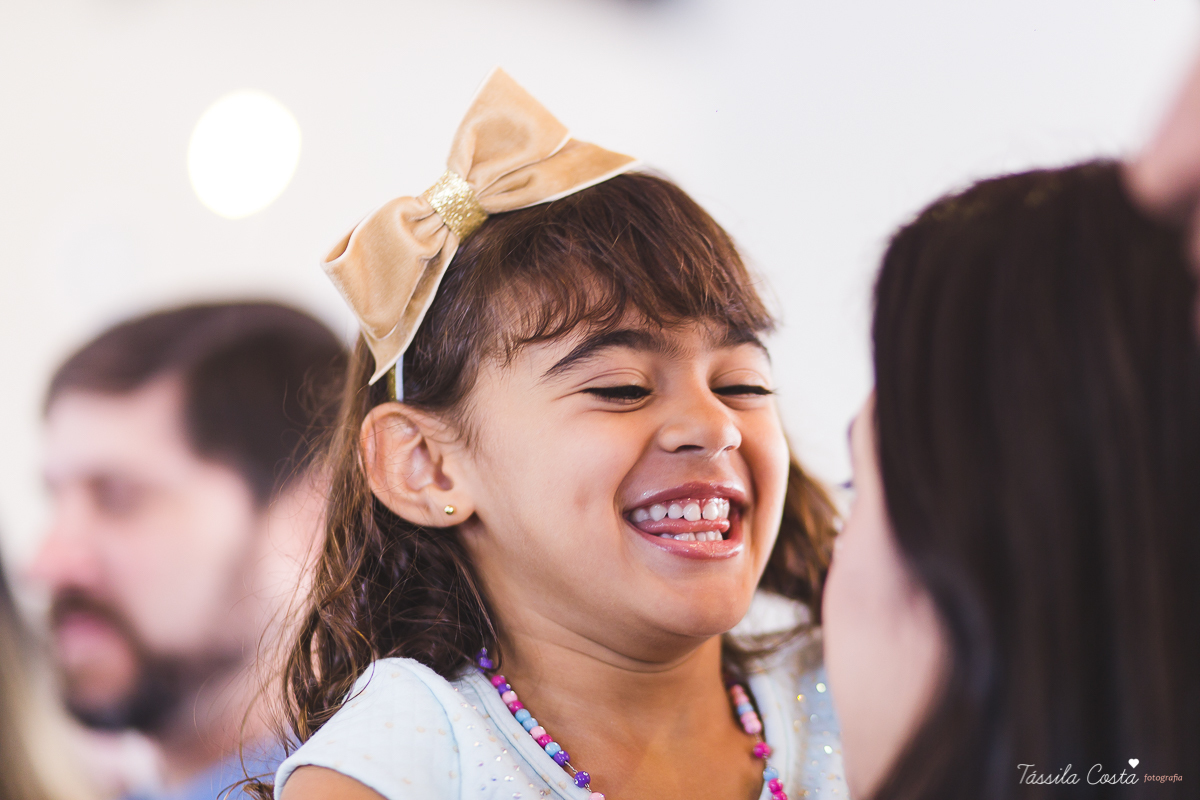 fotografia de batizado em Vitória ES, decoração para batizado, batizado feito na igreja de jardim da penha, vitória es, fotografia de família, fotos lindas de batizado, batizar em vitória es, fotos na missa de batizado, padrinho, madrinha, pais de criação