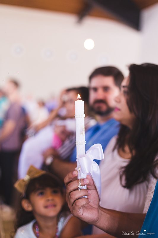 fotografia de batizado em Vitória ES, decoração para batizado, batizado feito na igreja de jardim da penha, vitória es, fotografia de família, fotos lindas de batizado, batizar em vitória es, fotos na missa de batizado, padrinho, madrinha, pais de criação