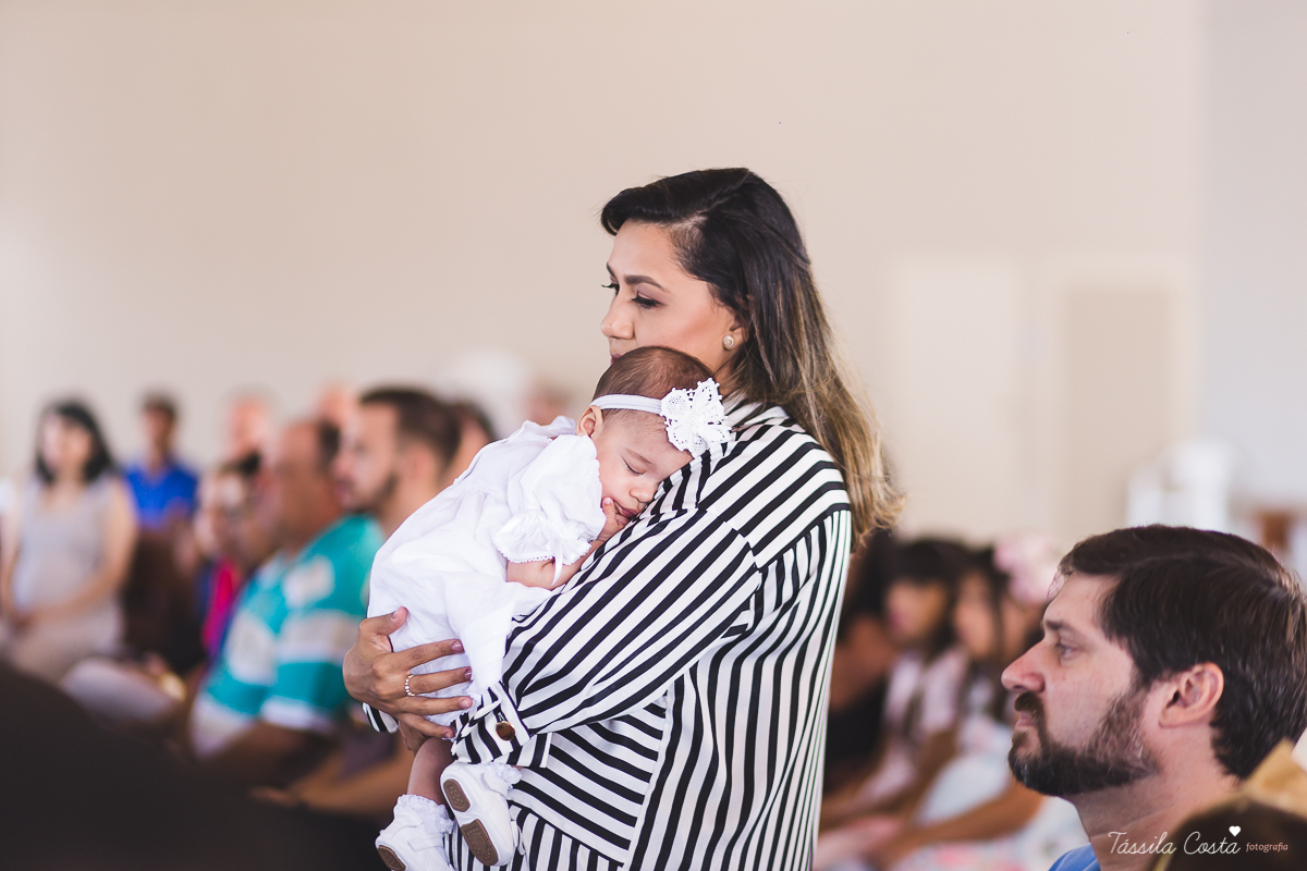 fotografia de batizado em Vitória ES, decoração para batizado, batizado feito na igreja de jardim da penha, vitória es, fotografia de família, fotos lindas de batizado, batizar em vitória es, fotos na missa de batizado, padrinho, madrinha, pais de criação