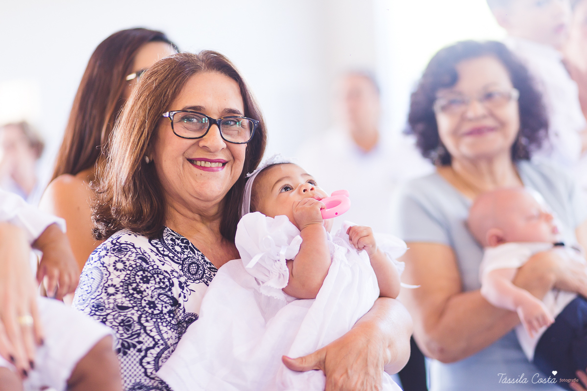 fotografia de batizado em Vitória ES, decoração para batizado, batizado feito na igreja de jardim da penha, vitória es, fotografia de família, fotos lindas de batizado, batizar em vitória es, fotos na missa de batizado, padrinho, madrinha, pais de criação