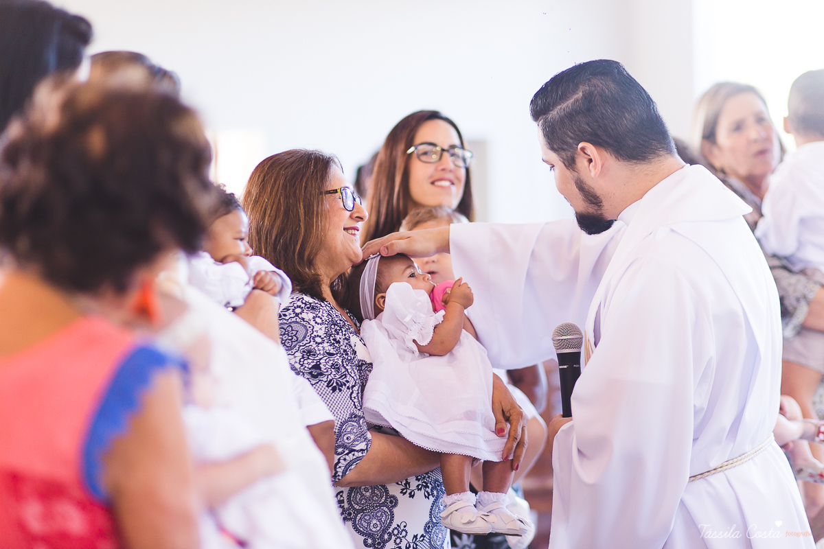 fotografia de batizado em Vitória ES, decoração para batizado, batizado feito na igreja de jardim da penha, vitória es, fotografia de família, fotos lindas de batizado, batizar em vitória es, fotos na missa de batizado, padrinho, madrinha, pais de criação