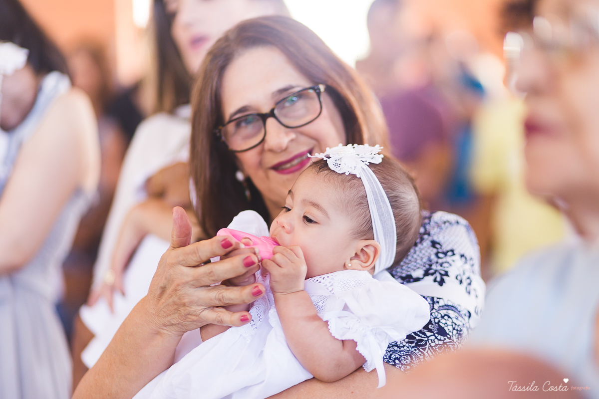 fotografia de batizado em Vitória ES, decoração para batizado, batizado feito na igreja de jardim da penha, vitória es, fotografia de família, fotos lindas de batizado, batizar em vitória es, fotos na missa de batizado, padrinho, madrinha, pais de criação