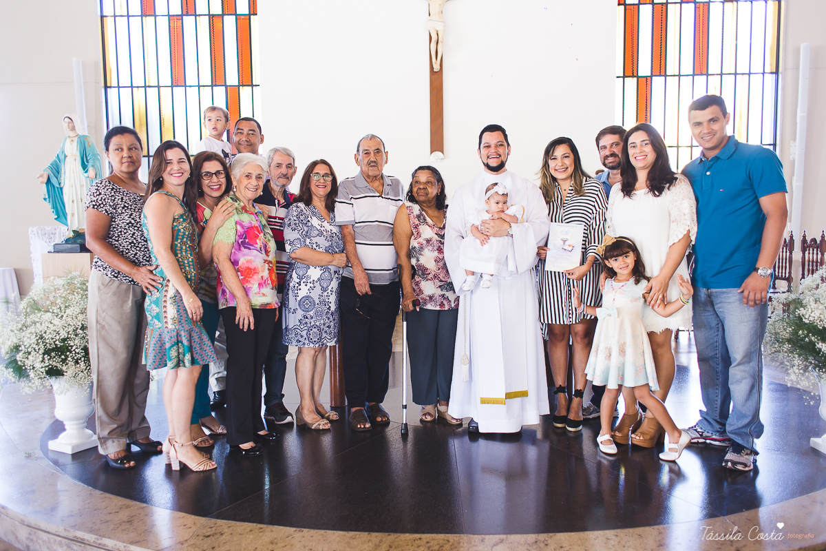 fotografia de batizado em Vitória ES, decoração para batizado, batizado feito na igreja de jardim da penha, vitória es, fotografia de família, fotos lindas de batizado, batizar em vitória es, fotos na missa de batizado, padrinho, madrinha, pais de criação