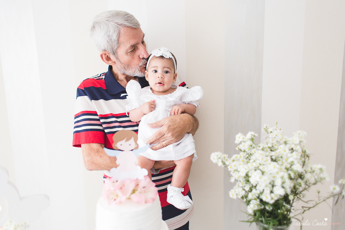 fotografia de batizado em Vitória ES, decoração para batizado, batizado feito na igreja de jardim da penha, vitória es, fotografia de família, fotos lindas de batizado, batizar em vitória es, fotos na missa de batizado, padrinho, madrinha, pais de criação