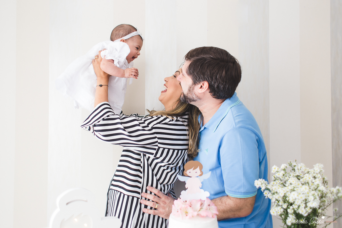 fotografia de batizado em Vitória ES, decoração para batizado, batizado feito na igreja de jardim da penha, vitória es, fotografia de família, fotos lindas de batizado, batizar em vitória es, fotos na missa de batizado, padrinho, madrinha, pais de criação