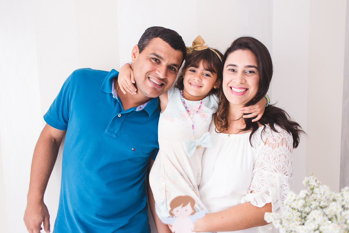 fotografia de batizado em Vitória ES, decoração para batizado, batizado feito na igreja de jardim da penha, vitória es, fotografia de família, fotos lindas de batizado, batizar em vitória es, fotos na missa de batizado, padrinho, madrinha, pais de criação