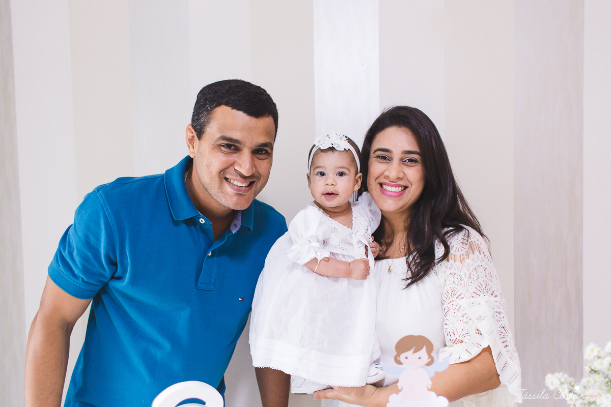 fotografia de batizado em Vitória ES, decoração para batizado, batizado feito na igreja de jardim da penha, vitória es, fotografia de família, fotos lindas de batizado, batizar em vitória es, fotos na missa de batizado, padrinho, madrinha, pais de criação