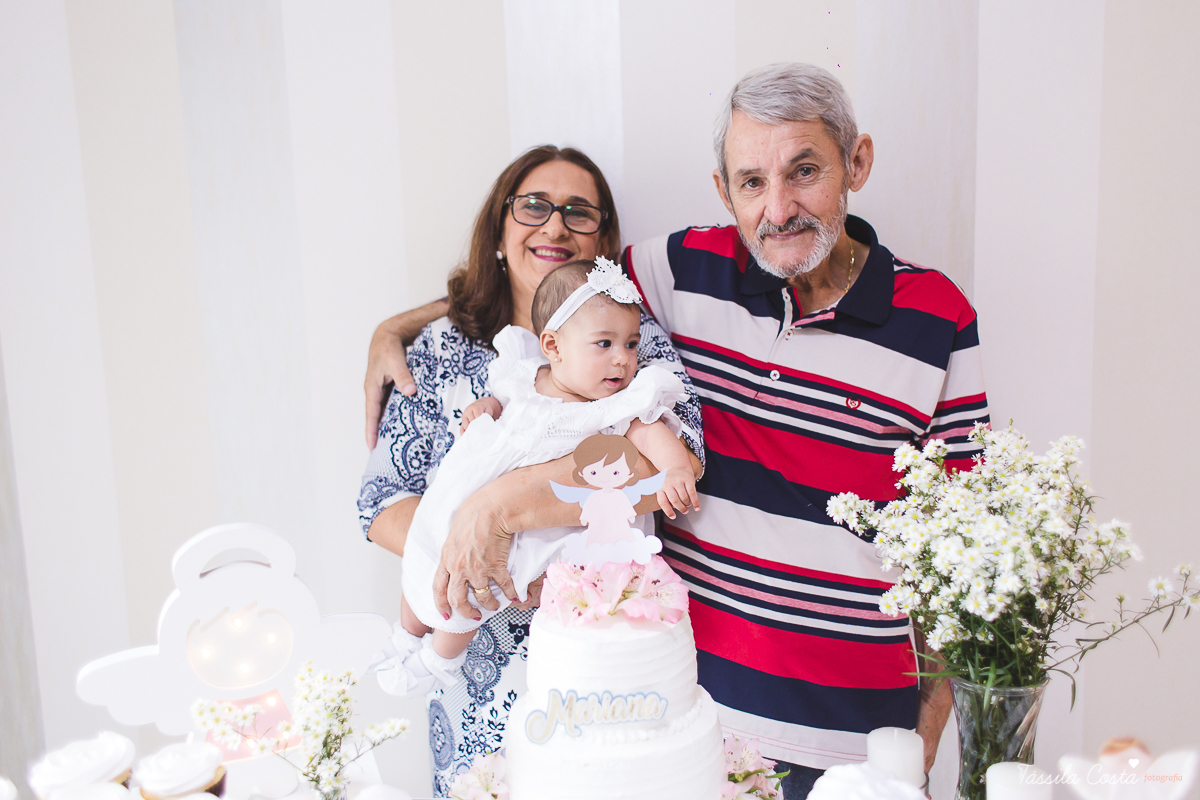 fotografia de batizado em Vitória ES, decoração para batizado, batizado feito na igreja de jardim da penha, vitória es, fotografia de família, fotos lindas de batizado, batizar em vitória es, fotos na missa de batizado, padrinho, madrinha, pais de criação