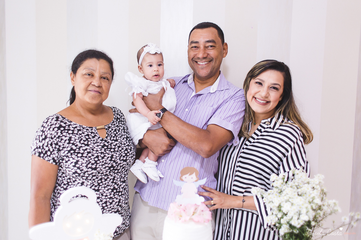 fotografia de batizado em Vitória ES, decoração para batizado, batizado feito na igreja de jardim da penha, vitória es, fotografia de família, fotos lindas de batizado, batizar em vitória es, fotos na missa de batizado, padrinho, madrinha, pais de criação