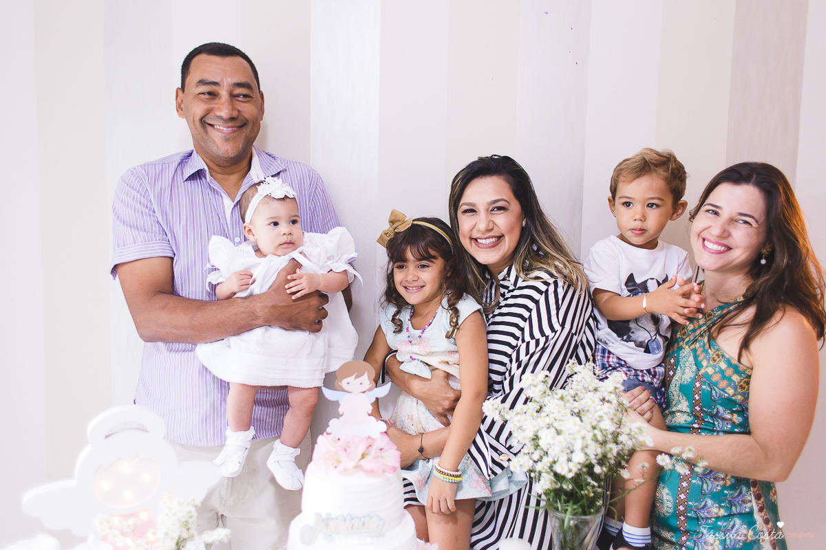 fotografia de batizado em Vitória ES, decoração para batizado, batizado feito na igreja de jardim da penha, vitória es, fotografia de família, fotos lindas de batizado, batizar em vitória es, fotos na missa de batizado, padrinho, madrinha, pais de criação