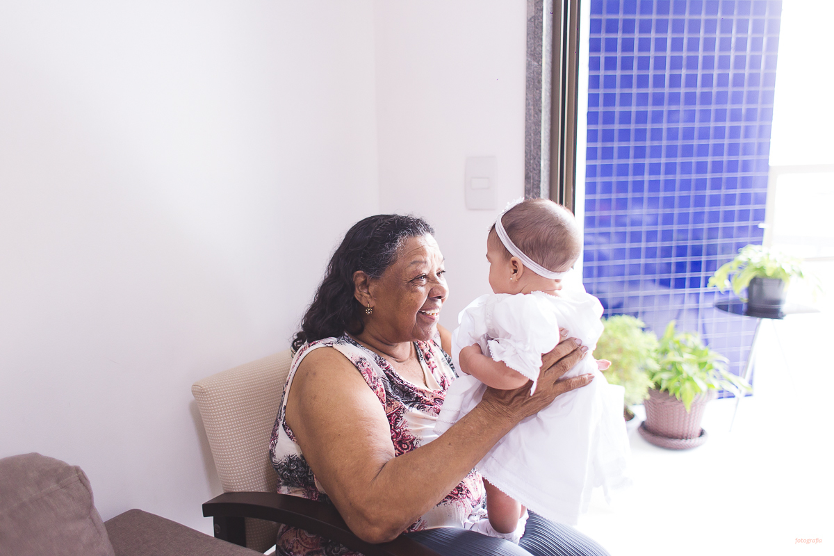 fotografia de batizado em Vitória ES, decoração para batizado, batizado feito na igreja de jardim da penha, vitória es, fotografia de família, fotos lindas de batizado, batizar em vitória es, fotos na missa de batizado, padrinho, madrinha, pais de criação