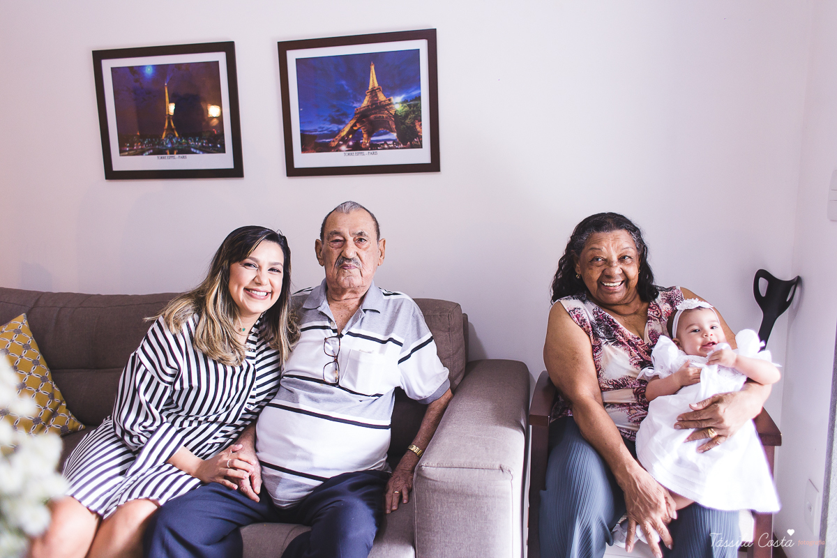fotografia de batizado em Vitória ES, decoração para batizado, batizado feito na igreja de jardim da penha, vitória es, fotografia de família, fotos lindas de batizado, batizar em vitória es, fotos na missa de batizado, padrinho, madrinha, pais de criação