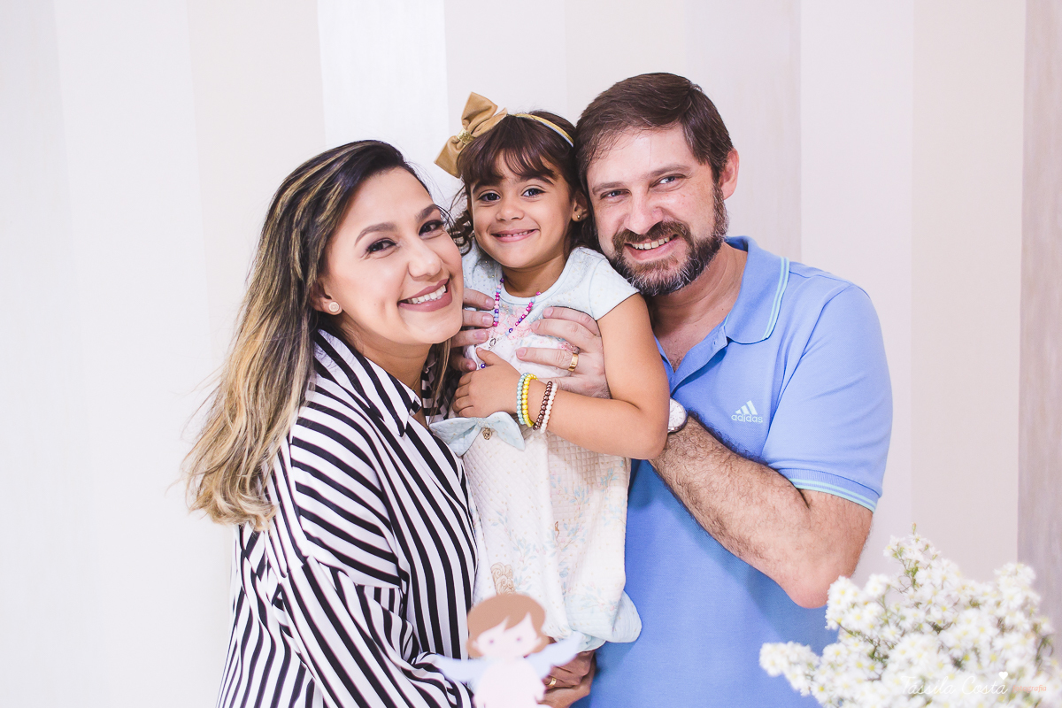 fotografia de batizado em Vitória ES, decoração para batizado, batizado feito na igreja de jardim da penha, vitória es, fotografia de família, fotos lindas de batizado, batizar em vitória es, fotos na missa de batizado, padrinho, madrinha, pais de criação