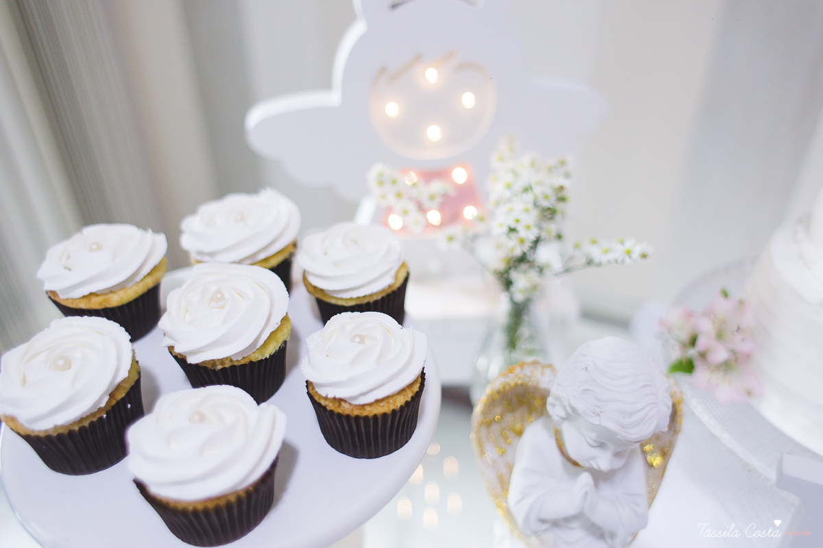 fotografia de batizado em Vitória ES, decoração para batizado, batizado feito na igreja de jardim da penha, vitória es, fotografia de família, fotos lindas de batizado, batizar em vitória es, fotos na missa de batizado, padrinho, madrinha, pais de criação