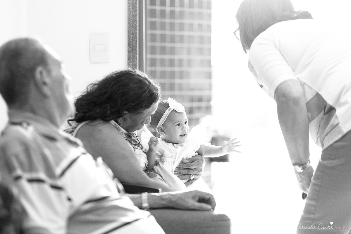 fotografia de batizado em Vitória ES, decoração para batizado, batizado feito na igreja de jardim da penha, vitória es, fotografia de família, fotos lindas de batizado, batizar em vitória es, fotos na missa de batizado, padrinho, madrinha, pais de criação