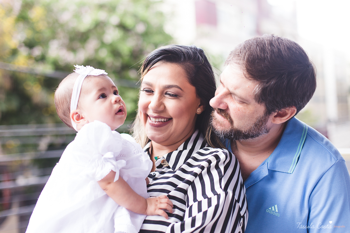 fotografia de batizado em Vitória ES, decoração para batizado, batizado feito na igreja de jardim da penha, vitória es, fotografia de família, fotos lindas de batizado, batizar em vitória es, fotos na missa de batizado, padrinho, madrinha, pais de criação