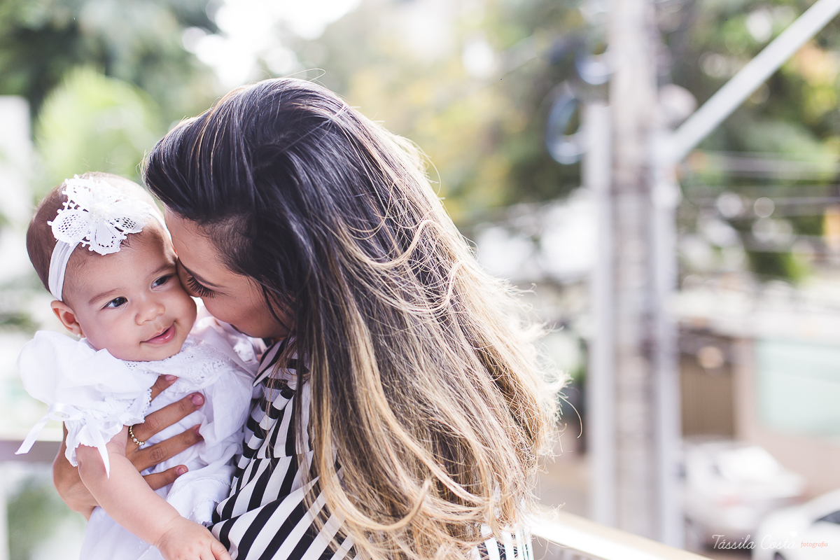 fotografia de batizado em Vitória ES, decoração para batizado, batizado feito na igreja de jardim da penha, vitória es, fotografia de família, fotos lindas de batizado, batizar em vitória es, fotos na missa de batizado, padrinho, madrinha, pais de criação