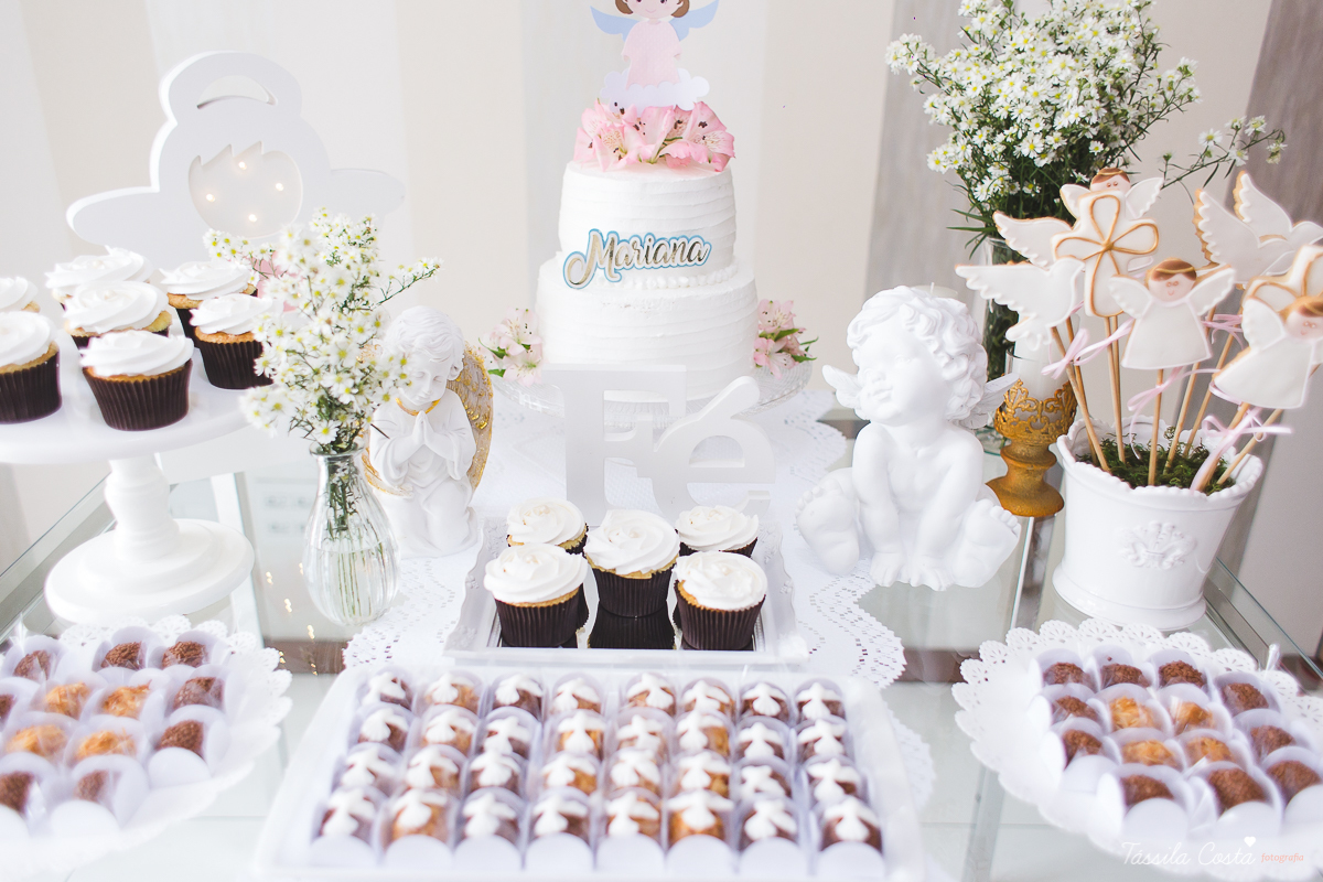fotografia de batizado em Vitória ES, decoração para batizado, batizado feito na igreja de jardim da penha, vitória es, fotografia de família, fotos lindas de batizado, batizar em vitória es, fotos na missa de batizado, padrinho, madrinha, pais de criação