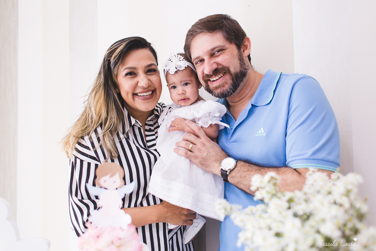 fotografia de batizado em Vitória ES, decoração para batizado, batizado feito na igreja de jardim da penha, vitória es, fotografia de família, fotos lindas de batizado, batizar em vitória es, fotos na missa de batizado, padrinho, madrinha, pais de criação