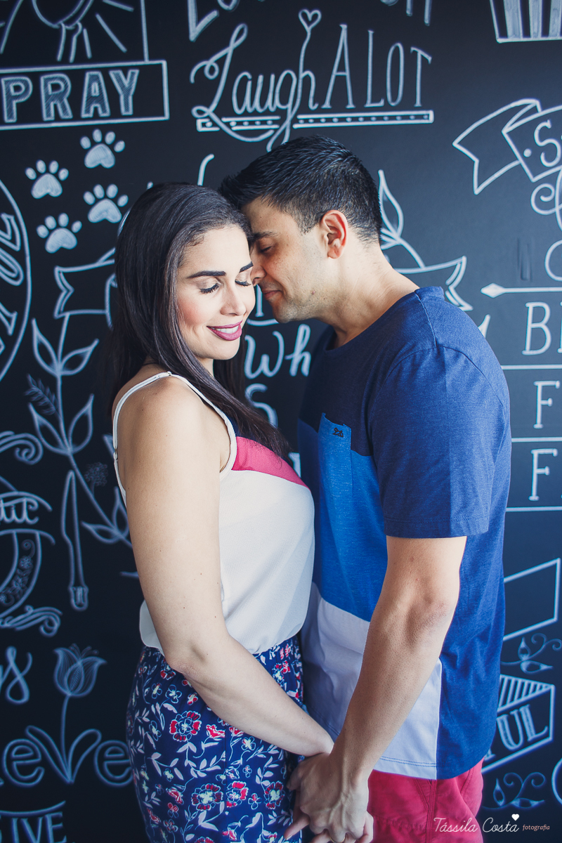 ensaio de casal feito em casa, fotos lindas com o pôr do sol dentro de casa, fotos na Praia da Costa, Vila Velha - ES, fotografia de família, casal apaixonado por cachorro, fotos com cachorro em casa, tássila costa fotografia, fotógrafa em vila velha es