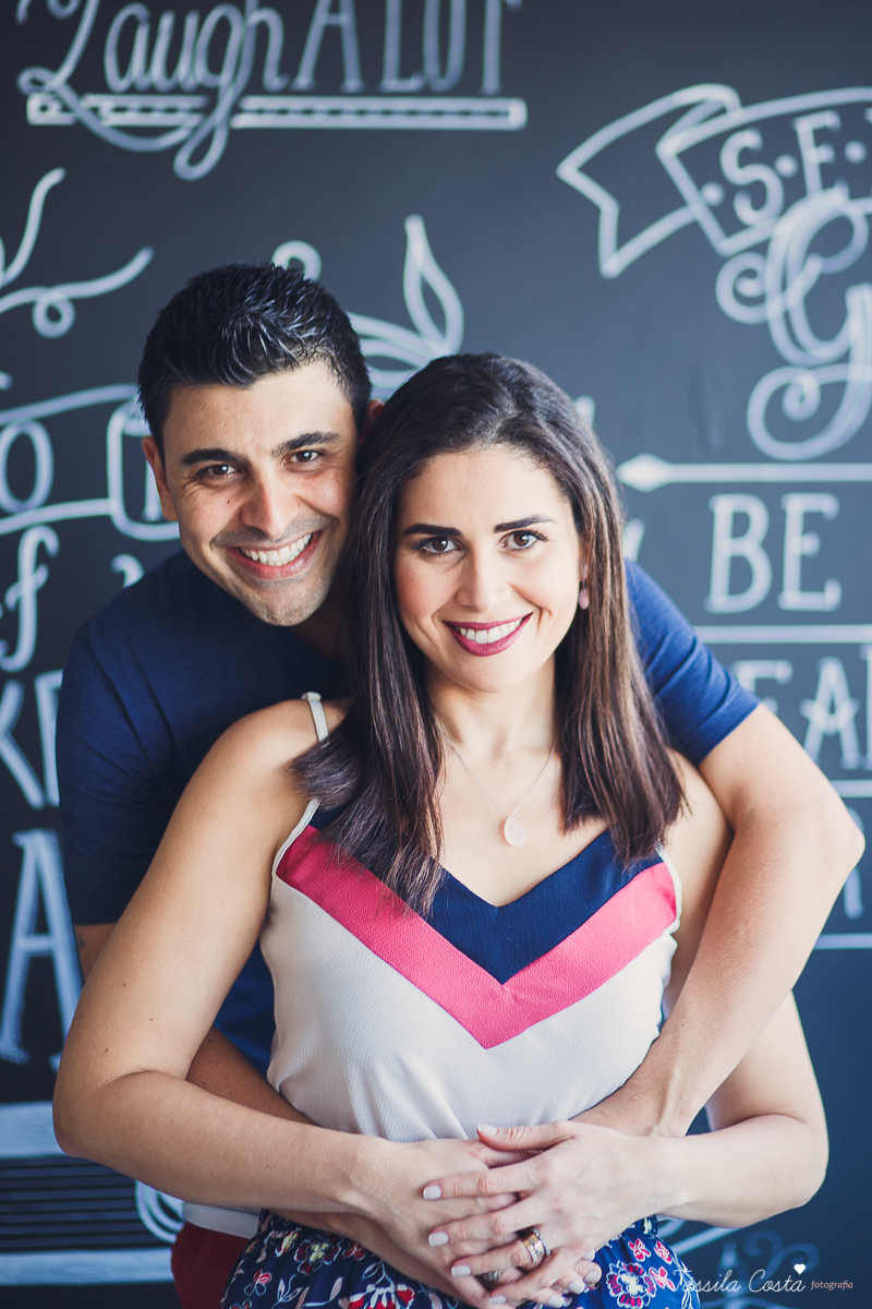 ensaio de casal feito em casa, fotos lindas com o pôr do sol dentro de casa, fotos na Praia da Costa, Vila Velha - ES, fotografia de família, casal apaixonado por cachorro, fotos com cachorro em casa, tássila costa fotografia, fotógrafa em vila velha es