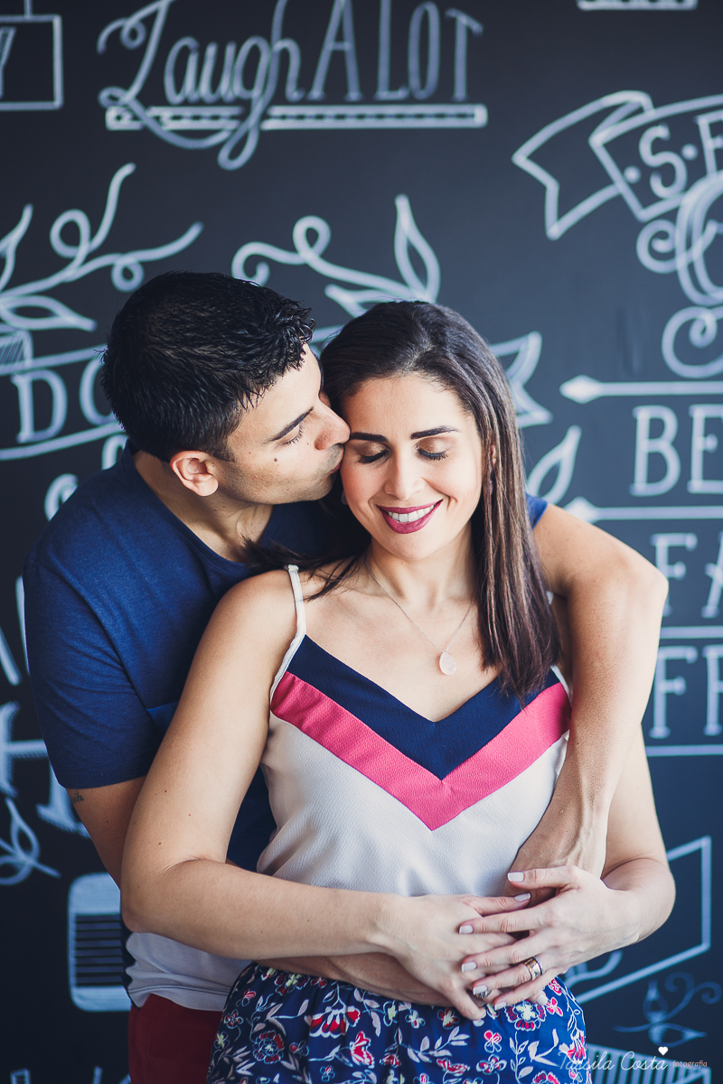 ensaio de casal feito em casa, fotos lindas com o pôr do sol dentro de casa, fotos na Praia da Costa, Vila Velha - ES, fotografia de família, casal apaixonado por cachorro, fotos com cachorro em casa, tássila costa fotografia, fotógrafa em vila velha es