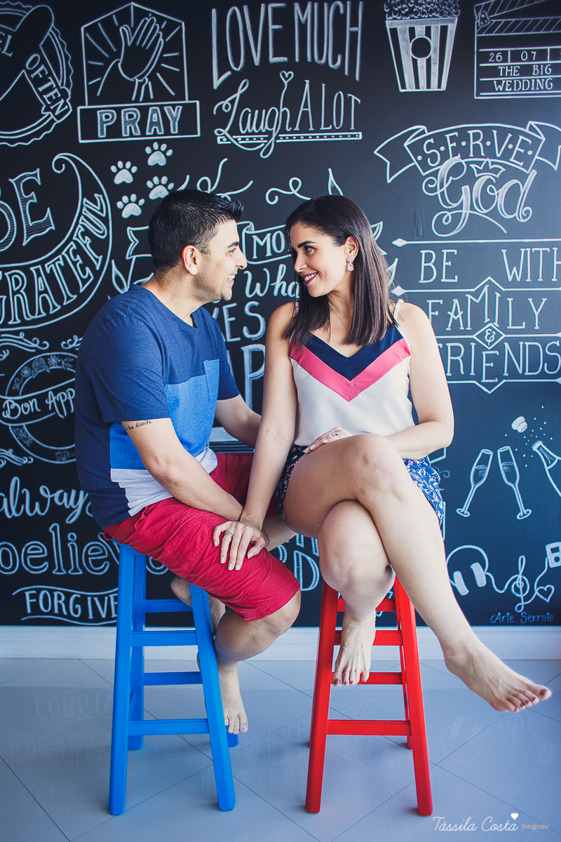 ensaio de casal feito em casa, fotos lindas com o pôr do sol dentro de casa, fotos na Praia da Costa, Vila Velha - ES, fotografia de família, casal apaixonado por cachorro, fotos com cachorro em casa, tássila costa fotografia, fotógrafa em vila velha es