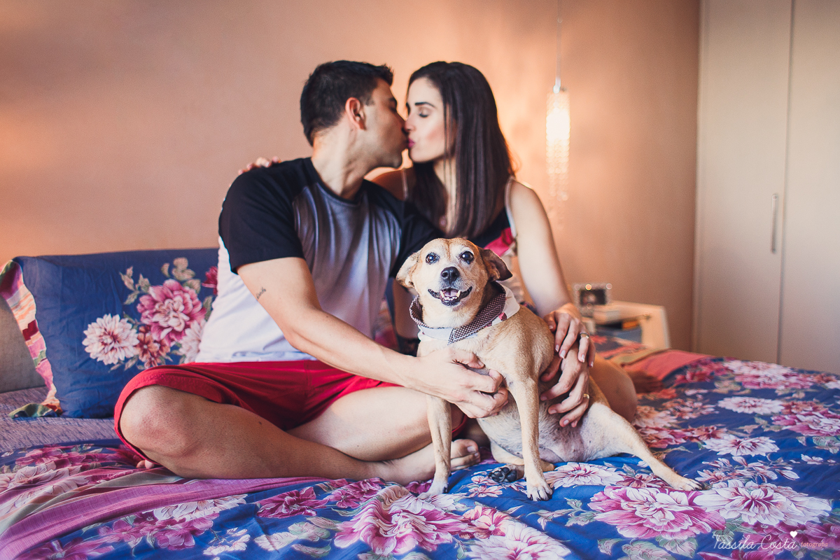 ensaio de casal feito em casa, fotos lindas com o pôr do sol dentro de casa, fotos na Praia da Costa, Vila Velha - ES, fotografia de família, casal apaixonado por cachorro, fotos com cachorro em casa, tássila costa fotografia, fotógrafa em vila velha es