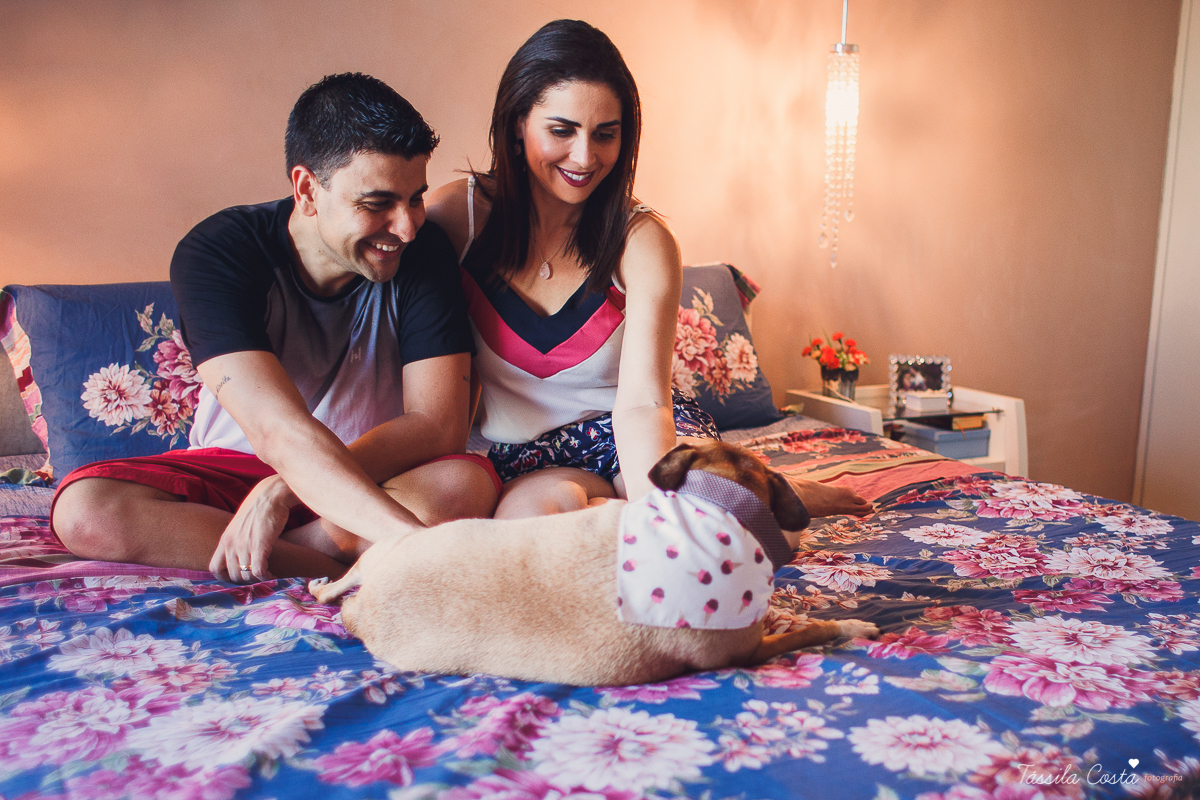 ensaio de casal feito em casa, fotos lindas com o pôr do sol dentro de casa, fotos na Praia da Costa, Vila Velha - ES, fotografia de família, casal apaixonado por cachorro, fotos com cachorro em casa, tássila costa fotografia, fotógrafa em vila velha es