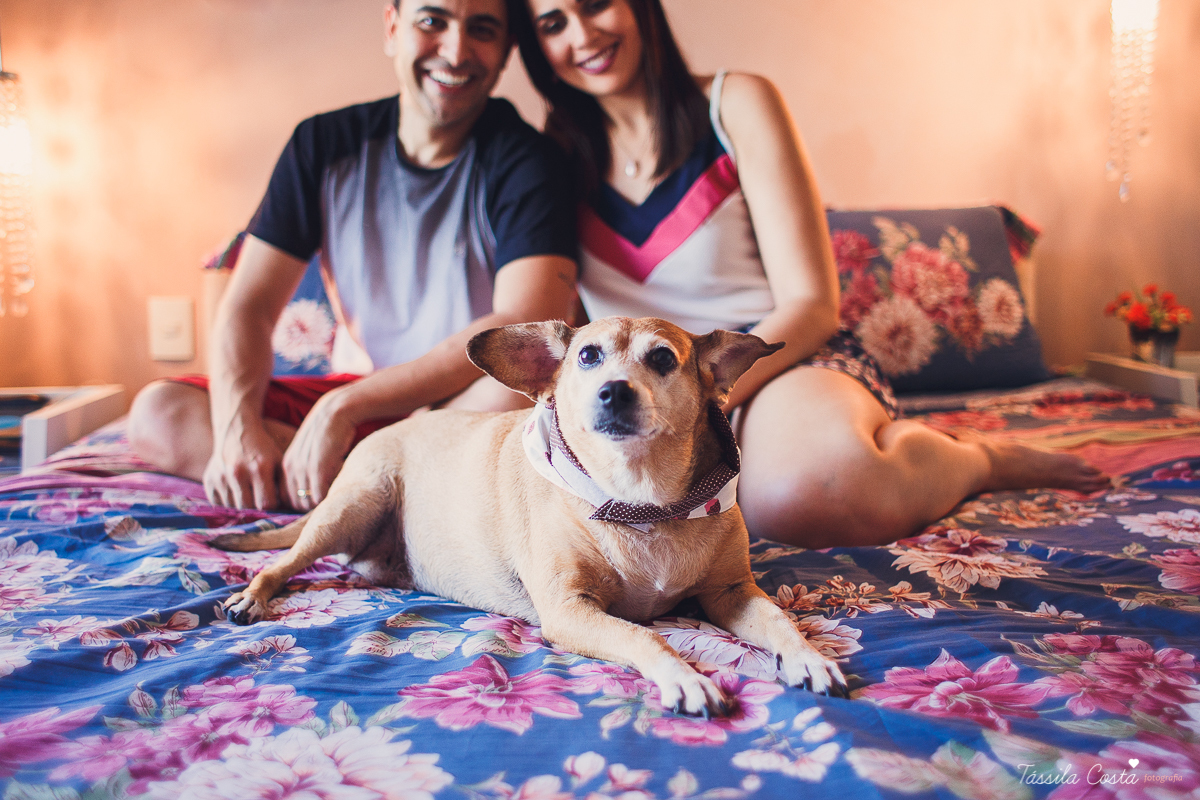ensaio de casal feito em casa, fotos lindas com o pôr do sol dentro de casa, fotos na Praia da Costa, Vila Velha - ES, fotografia de família, casal apaixonado por cachorro, fotos com cachorro em casa, tássila costa fotografia, fotógrafa em vila velha es