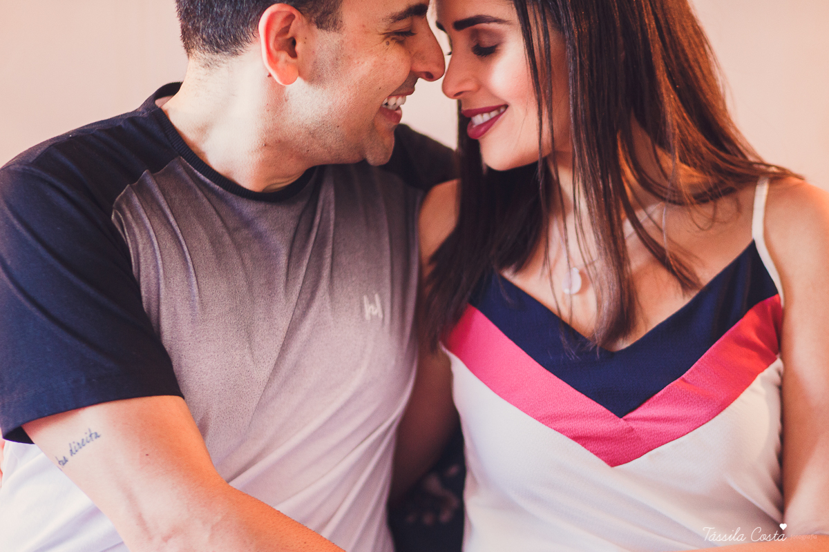 ensaio de casal feito em casa, fotos lindas com o pôr do sol dentro de casa, fotos na Praia da Costa, Vila Velha - ES, fotografia de família, casal apaixonado por cachorro, fotos com cachorro em casa, tássila costa fotografia, fotógrafa em vila velha es