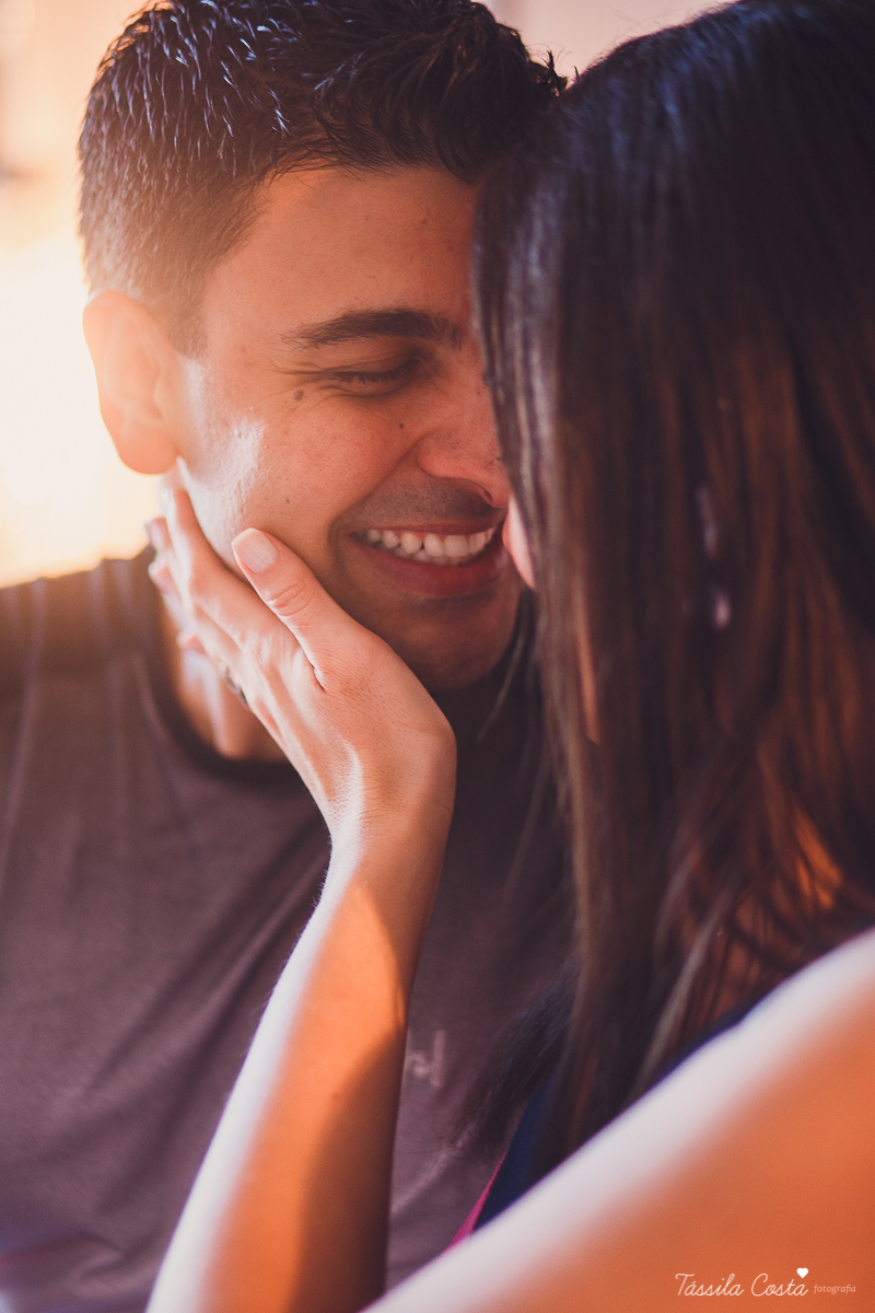 ensaio de casal feito em casa, fotos lindas com o pôr do sol dentro de casa, fotos na Praia da Costa, Vila Velha - ES, fotografia de família, casal apaixonado por cachorro, fotos com cachorro em casa, tássila costa fotografia, fotógrafa em vila velha es