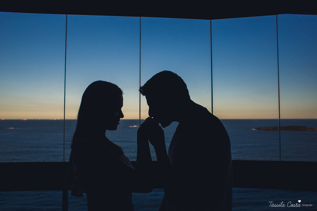 ensaio de casal feito em casa, fotos lindas com o pôr do sol dentro de casa, fotos na Praia da Costa, Vila Velha - ES, fotografia de família, casal apaixonado por cachorro, fotos com cachorro em casa, tássila costa fotografia, fotógrafa em vila velha es