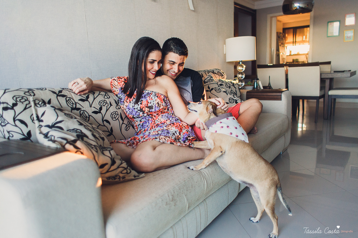 ensaio de casal feito em casa, fotos lindas com o pôr do sol dentro de casa, fotos na Praia da Costa, Vila Velha - ES, fotografia de família, casal apaixonado por cachorro, fotos com cachorro em casa, tássila costa fotografia, fotógrafa em vila velha es