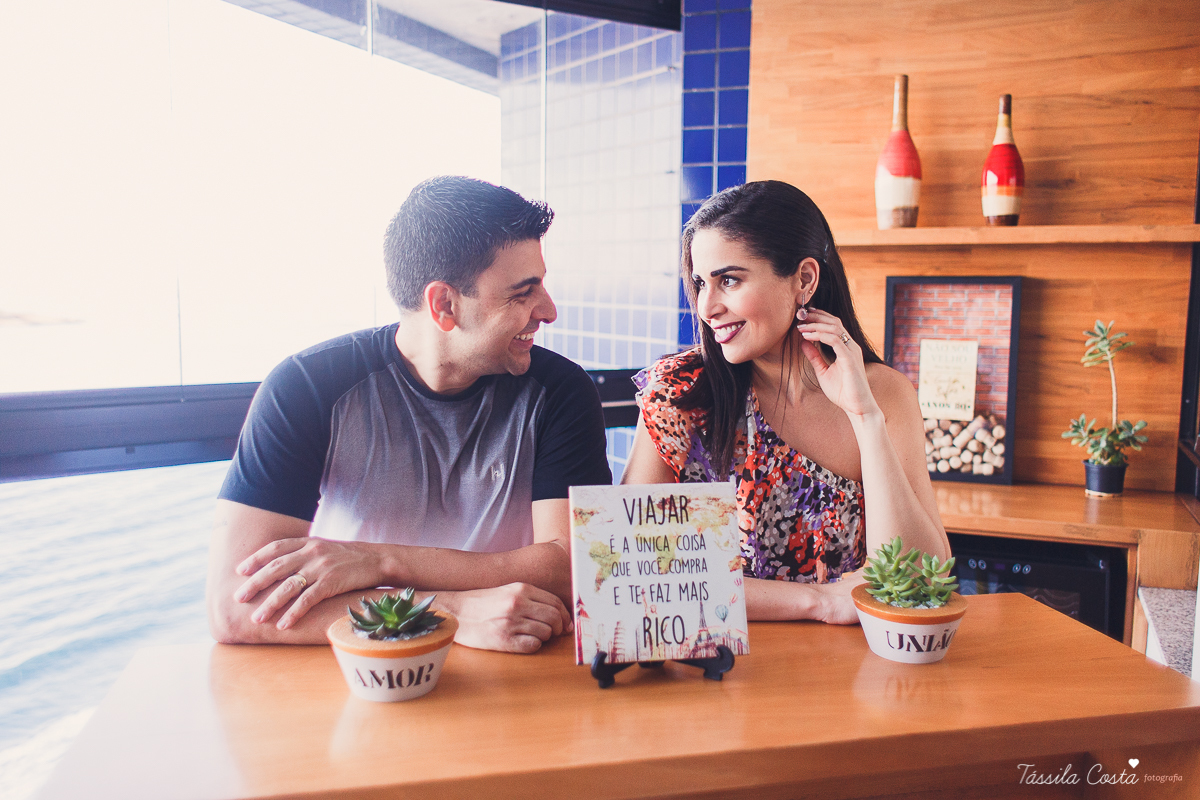 ensaio de casal feito em casa, fotos lindas com o pôr do sol dentro de casa, fotos na Praia da Costa, Vila Velha - ES, fotografia de família, casal apaixonado por cachorro, fotos com cachorro em casa, tássila costa fotografia, fotógrafa em vila velha es