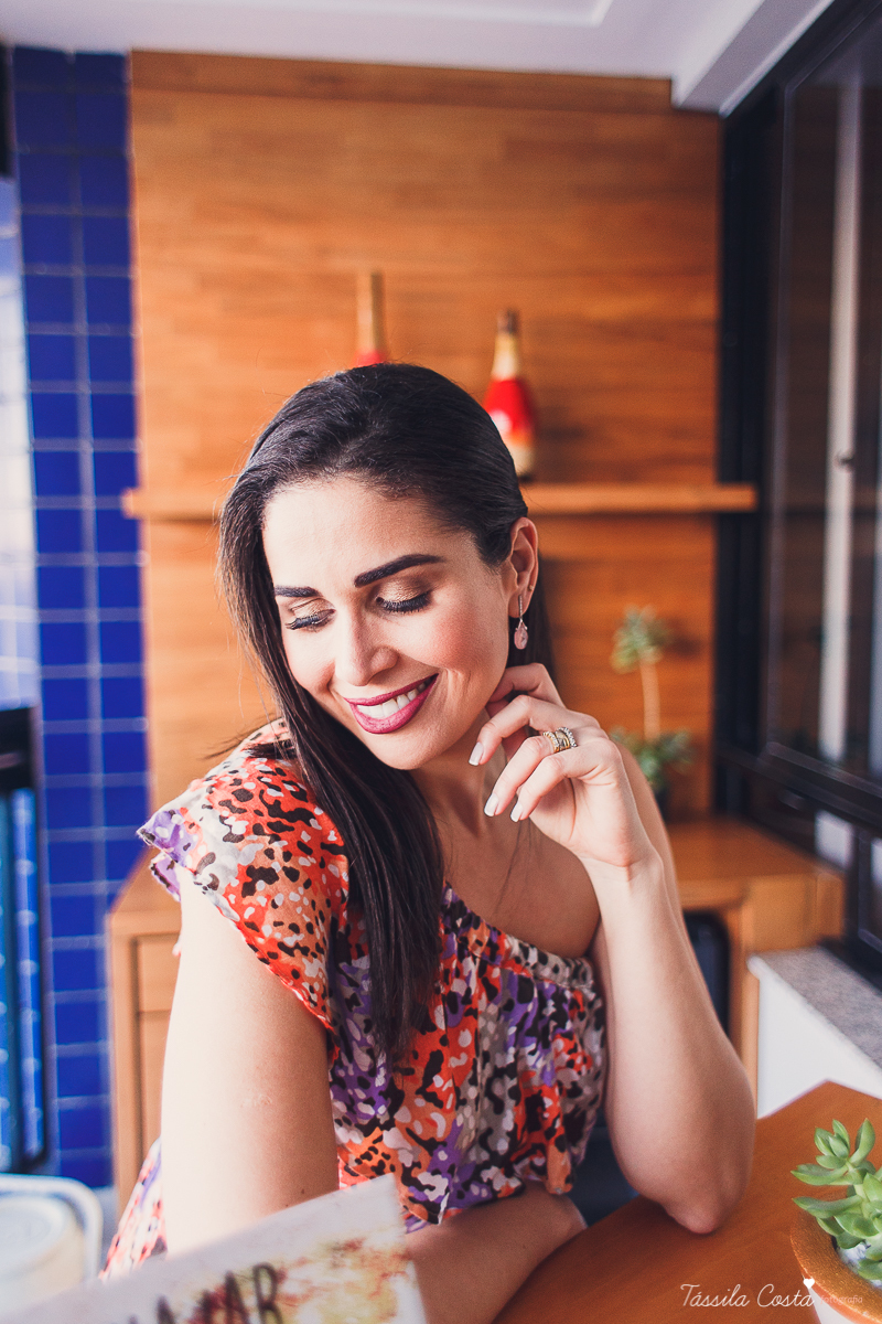 ensaio de casal feito em casa, fotos lindas com o pôr do sol dentro de casa, fotos na Praia da Costa, Vila Velha - ES, fotografia de família, casal apaixonado por cachorro, fotos com cachorro em casa, tássila costa fotografia, fotógrafa em vila velha es