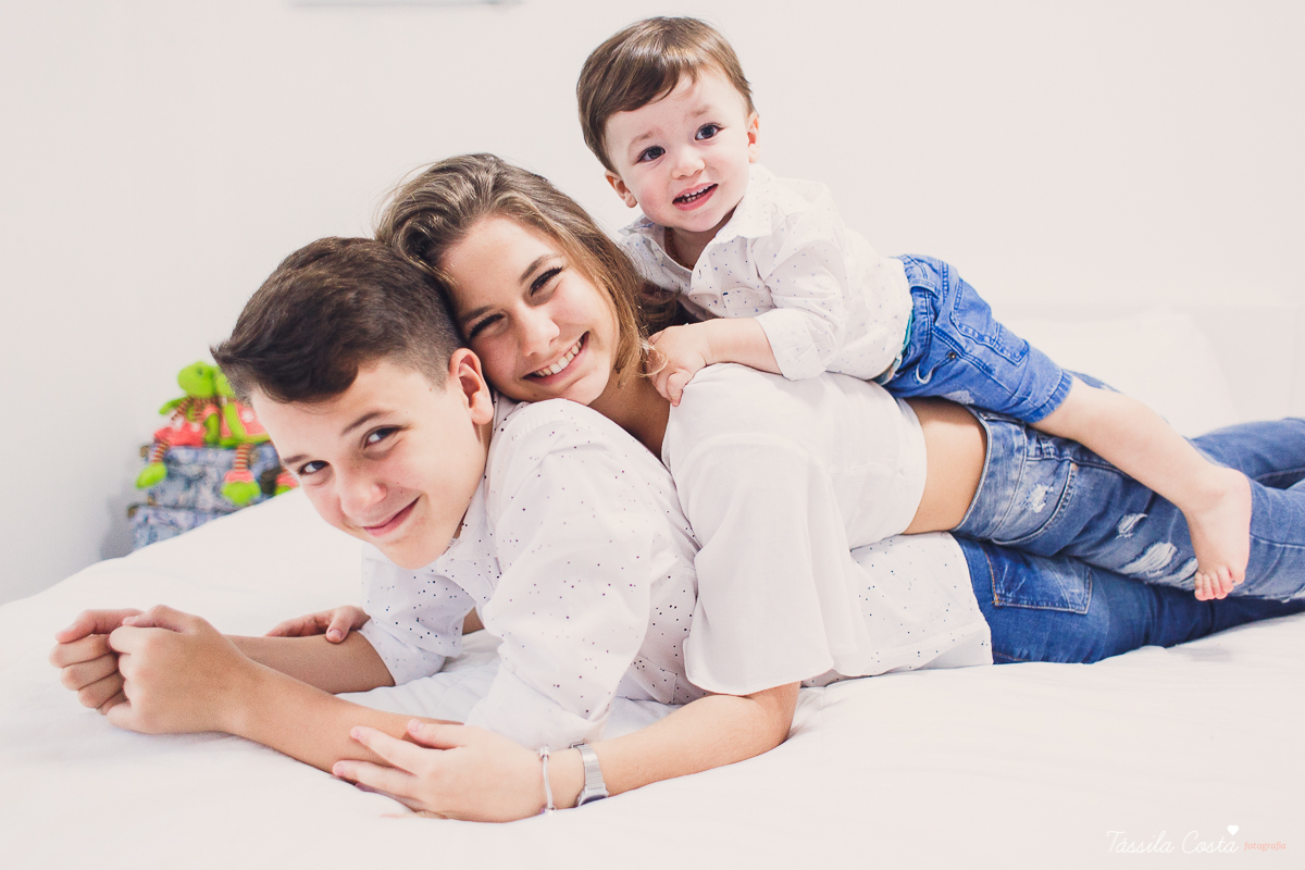 registros fotográficos feitos em casa, fotografia de família, lifestyle, tássila costa fotografia, mãe de 3, família grande e feliz, vitória es